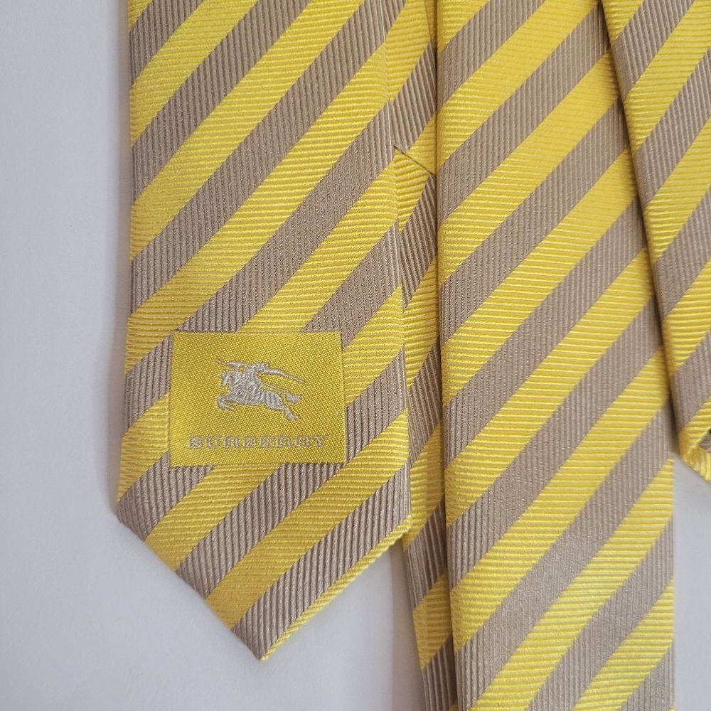 BURBERRY silk Tie. Herringbone stripe silk tie. Yellow and taupe